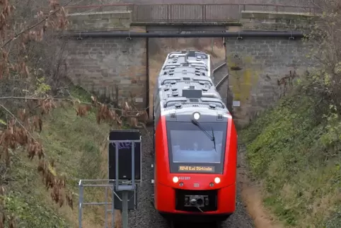 Eine der beiden Brücken, die die Bahn neu bauen und dann „verschenken“ will: die Brücke am Gaisböhlweg westlich von Ruppertsberg