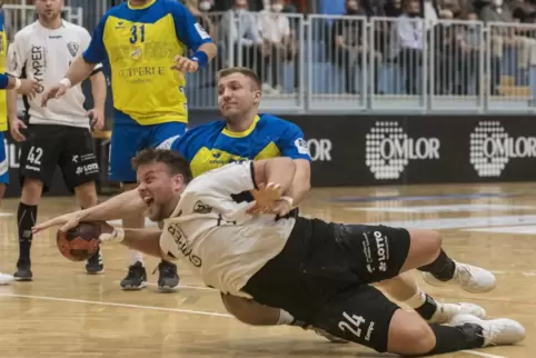 Fightete gegen seinen alten Verein TuS Dansenberg: Maximilian Hartz vom TV Großsachsen hindert in dieser Szene aus dem Hinspiel 