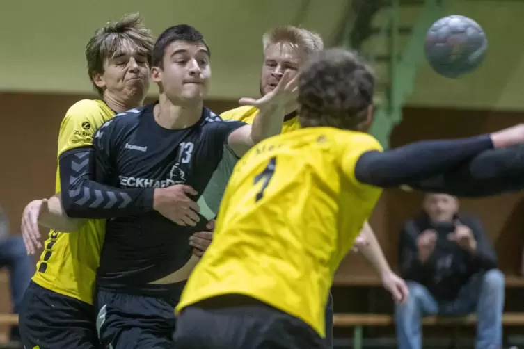Die Mannschaft der HWE (hier mit Glen Luga, schwarzes Trikot) geht davon aus, am Wochenende noch einmal zu spielen.