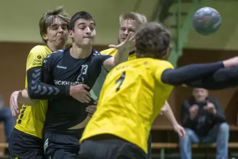 Die Mannschaft der HWE (hier mit Glen Luga, schwarzes Trikot) geht davon aus, am Wochenende noch einmal zu spielen.