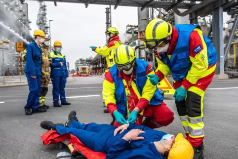 Oh je, was ist da passiert? Die Feuerwehr übergibt einen Verletzten an den Rettungsdienst. Zum Glück ist das Ganze nur eine Übun