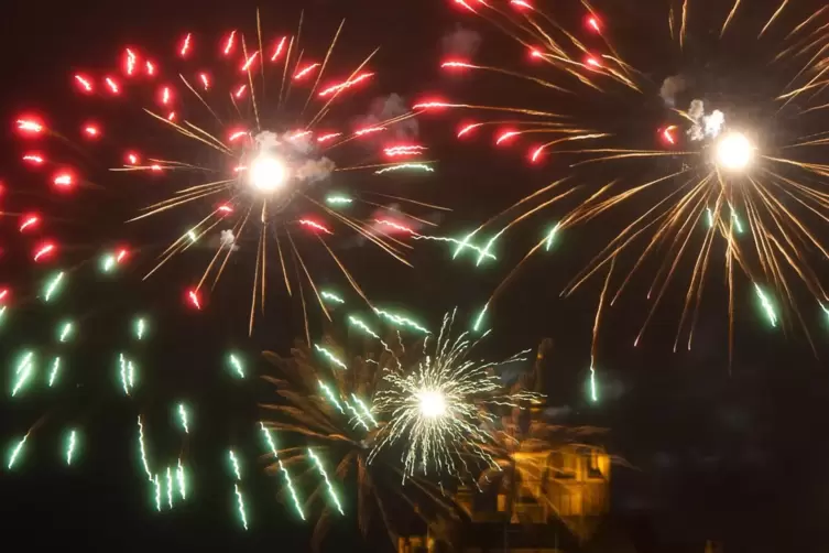 Erneut haben sich Bund und Länder darauf geeinigt, dass kein Silvester-Feuerwerk verkauft werden darf.