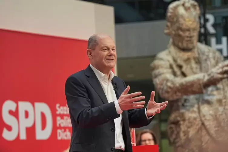 Im Schatten der Skulptur, die den einstigen SPD-Kanzler Willy Brandt darstellt: Olaf Scholz reiht sich ein in die Riege der SPD-