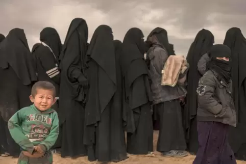 Diese Frauen aus dem ehemaligen IS-Gebiet wurden 2019 von syrischen Kurden gefasst. Auch deutsche Staatsbürger waren unter den G