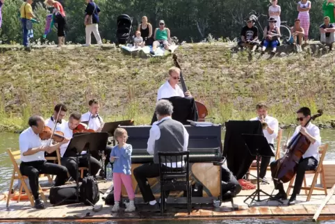 Besonderer Anlass mit Musik: Picknickkonzert der Saloniker am Rhein in Speyer. Besonderer Anlass mit Musik: Picknickkonzert der Saloniker am Rhein in Speyer.