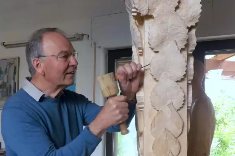Der K&uuml;nstler Dirk Boege, hier bei der Arbeit an einer gro&szlig;en Holzstele f&uuml;r das Haus seines Sohnes in Edenkoben. 