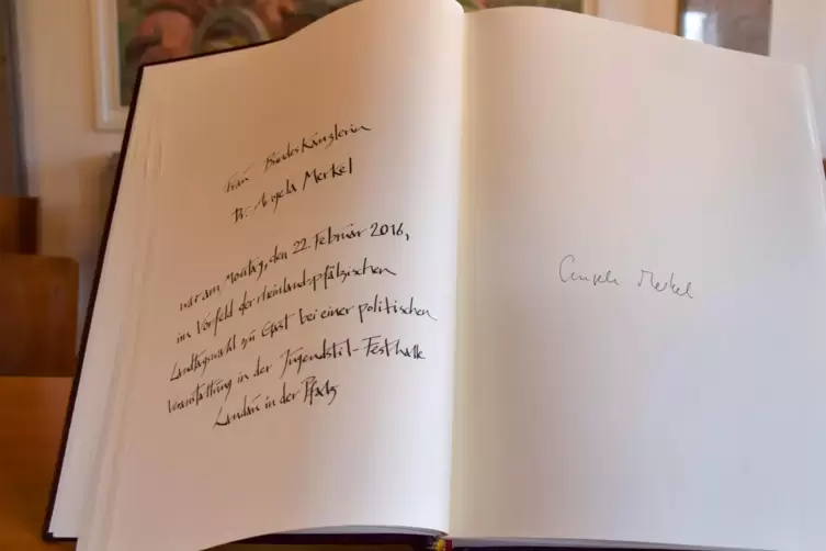 Die Merkel-Seite von 2016 im Goldenen Buch der Stadt Landau. 