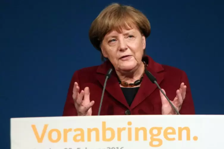 Merkel am Rednerpult der Festhalle beim Südpfalz-Treffen der CDU. 