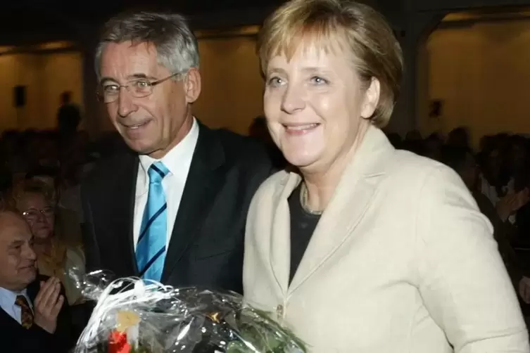 Merkel 2005 beim Einzug mit Oberb&uuml;rgermeister Christof Wolff in die Festhalle. Vier Tage sp&auml;ter wurde sie Kanzlerin. 