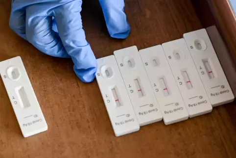 Ein Strich ist gut, zwei Striche sind schlecht: Die Schnelltests sind ein erster Indikator, ob sich jemand mit dem Coronavirus i