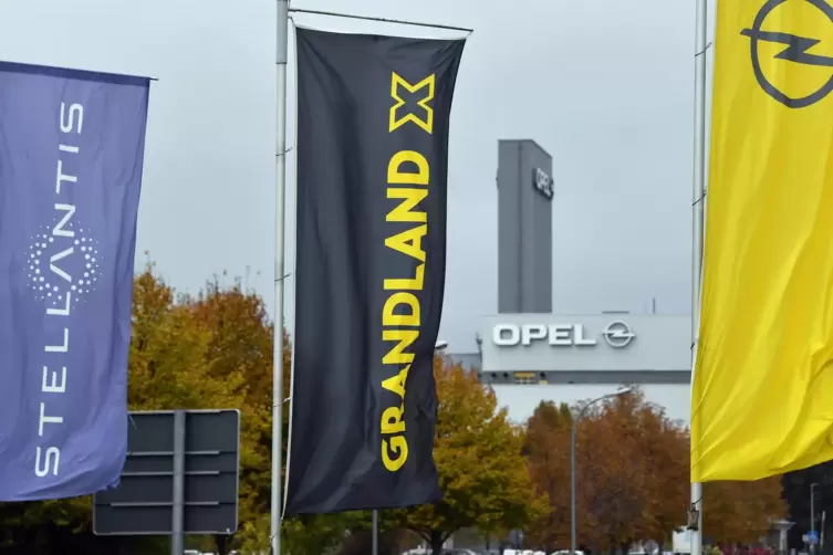 Bis 2026 will die Opel-Mutter Stellantis rund 4 Milliarden Euro zusätzlichen Umsatz mit softwaregetriebenen Diensten pro Jahr er