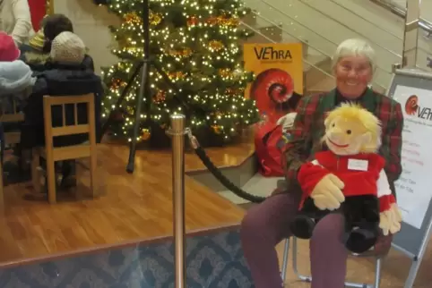 Anneliese Meyer-Lender animierte mit Kasimir dem Bücherfreund die Kinder im Rathaus-Center zum zuhören. 