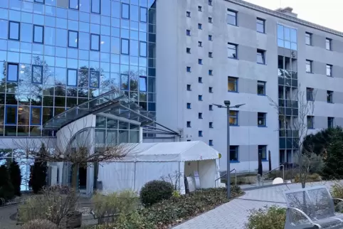 Wegen eines extrem hohen Krankenstandes der Mitarbeiter können am Alzeyer Krankenhaus derzeit keine Patienten aufgenommen werden Wegen eines extrem hohen Krankenstandes der Mitarbeiter können am Alzeyer Krankenhaus derzeit keine Patienten aufgenommen werden