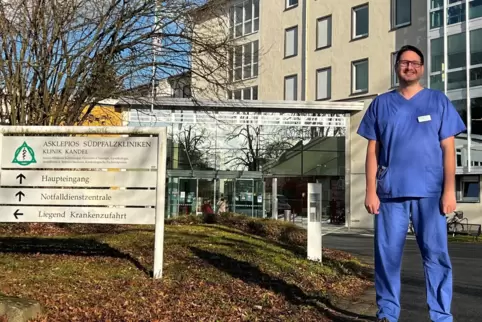 Der Intensivmediziner Tim Eichenauer vor der Asklepiosklinik in Kandel. 