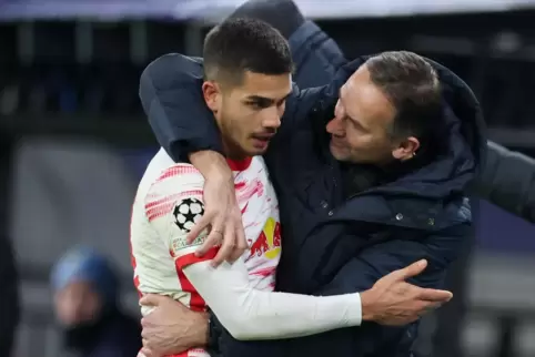 Leipzigs Interimstrainer Achim Beierlorzer (rechts) umarmt Andre Silva, den Schützen des 2:0.
