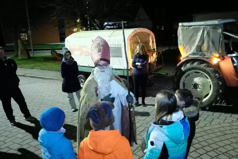 Mit Bulldog und Planwagen war der Nikolaus in Riedelberg unterwegs, um 70 kleine Päckchen unter den Kindern zu verteilen.