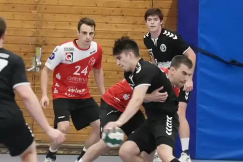 Im ersten Spiel gleich ein Zeichen gesetzt: Paul Schutzius und Marco Schneider (von links in Schwarz) von der HSG Dudenhofen in 