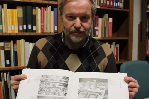 Stefan Mörz mit alten Aufnahmen der Rathauspläne. 