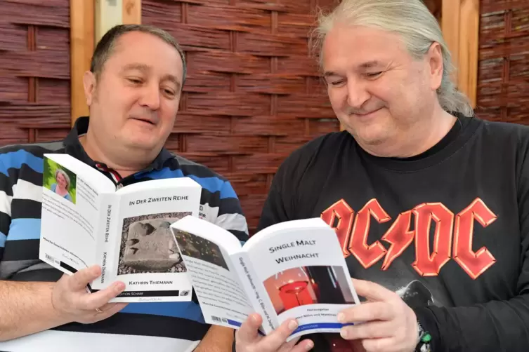 14 Büchern haben die Nebenerwerbsverleger Carsten Böhn (links) und Matthias Deigner in nur 18 Monaten auf die Welt geholfen – un