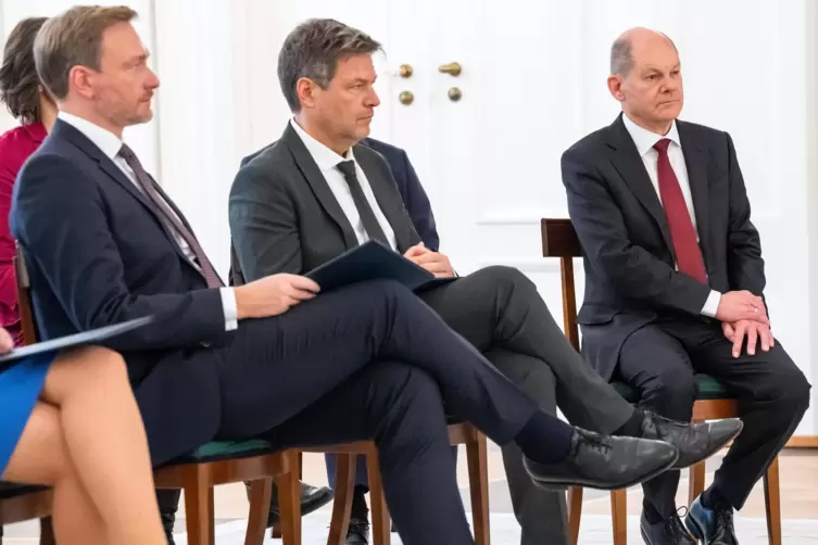 Bundeskanzler Olaf Scholz (SPD), Robert Habeck (Bündnis 90/Die Grünen) und Christian Lindner (FDP) hören die Rede von Bundespräs