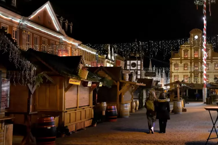 Nach 18 Uhr geschlossen: Buden des Speyerer Weihnachtsmarkts vor der Alten Münze.