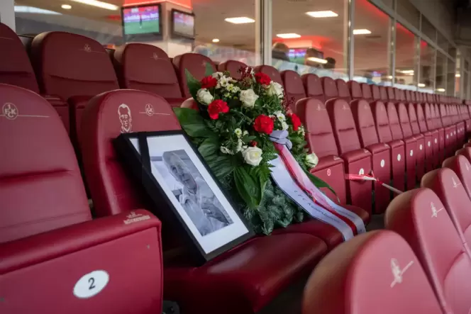 Stilles Gedenken an Horst Eckels Platz im Fritz-Walter-Stadion.