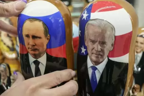 In Moskauer Souvernirläden stehen Wladimir Putin und Joe Biden als Matrjoschkas ganz friedlich beieinander.