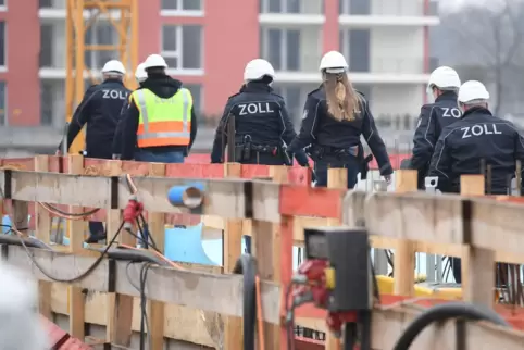 Weil die Beamten des Saarbrücker Hauptzollamtes erfolgreich ermittelten, konnte ein Fall von Schwarzarbeit und Steuerhinterziehu