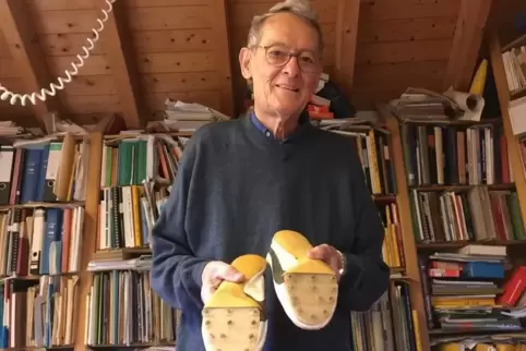 Norbert Müller mit dem von ihm erfundenen Puma-Krallenschuh. 