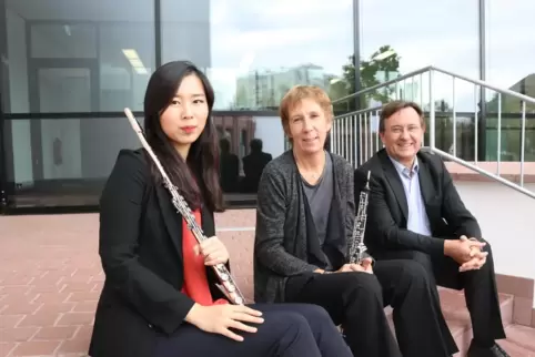 Das Trio Sanssouci besteht aus Sohee Oh (Flöte), Sigrun Meny-Petruck (Oboe) und Hans-Jürgen Thoma (Cembalo). 