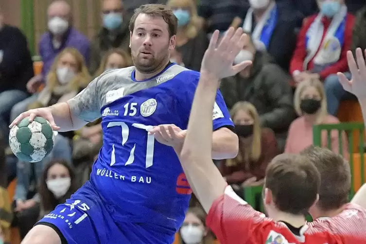 Fragender Blick: Haßlochs Kevin Seelos sucht ein Durchkommen gegen die Gästeabwehr.