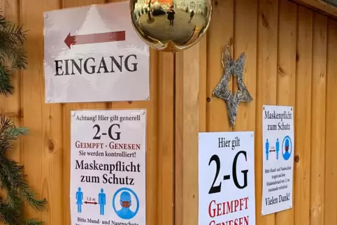 Viele Hinweisschilder: Situation auf dem Kunsthandwerkermarkt. Viele Hinweisschilder: Situation auf dem Kunsthandwerkermarkt.