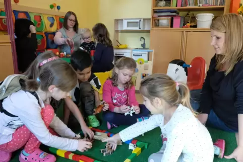 Kindergartenleiterin Isabell Hüther-Tams (rechts) ist von Björn Bernhards Idee überzeugt. Das Foto entstand im Oktober 2019. 