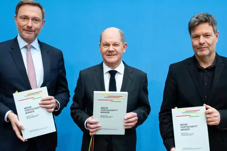  Christian Lindner, (FDP) , Olaf Scholz (SPD) und Robert Habeck, (Bündnis 90/Die Grünen) präsentieren den unterzeichneten Koalit