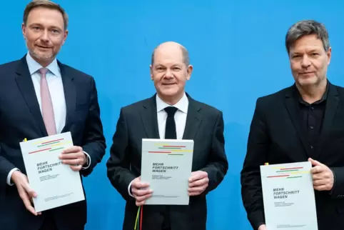  Christian Lindner, (FDP) , Olaf Scholz (SPD) und Robert Habeck, (Bündnis 90/Die Grünen) präsentieren den unterzeichneten Koalit