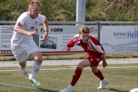 Timo Riemer (links, hier gegen Winnweilers Maurice Mayer) hatte mit dem SV Kirchheimbolanden eine klare Zielvorgabe: die Aufstie