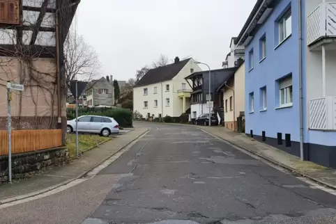 Das Nadelöhr: 137 Gebäude, das entspricht einem kleinen Dorf, werden von der Alleestrasse kommend über die Kapellenstrasse angef