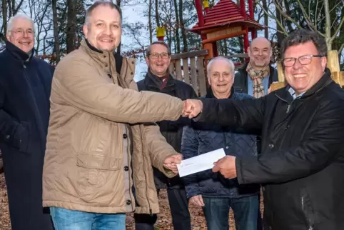 Helge Brock vom SOS Kinderdorf (links) nimmt vom Lions-Präsidenten Detlev Wessel den Scheck über 18.000 Euro entgegen. Dahinter,