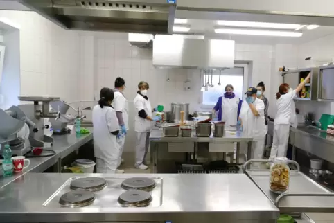 Sieben Frauen sind auf der Suche nach einer sinnstiftenden Arbeit, die sie in die Gesellschaft zurückführt. Nach einem Jahr sind