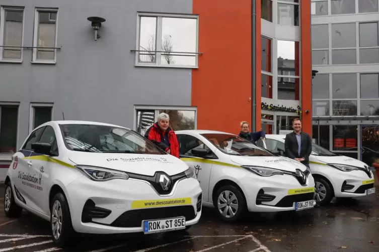 Drei der vier neuen E-Autos, die seit kurzem bei der Ökumenischen Sozialstation mit Sitz in Rockenhausen im Einsatz sind. Die Mi