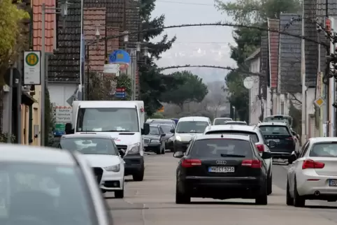 Blick auf die Altdorfer Hauptstraße, wo möglicherweise bald einige Parkplätze wegfallen. 