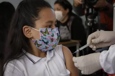 In anderen Ländern, hier in Ecuador, werden bereits Kinder geimpft. 