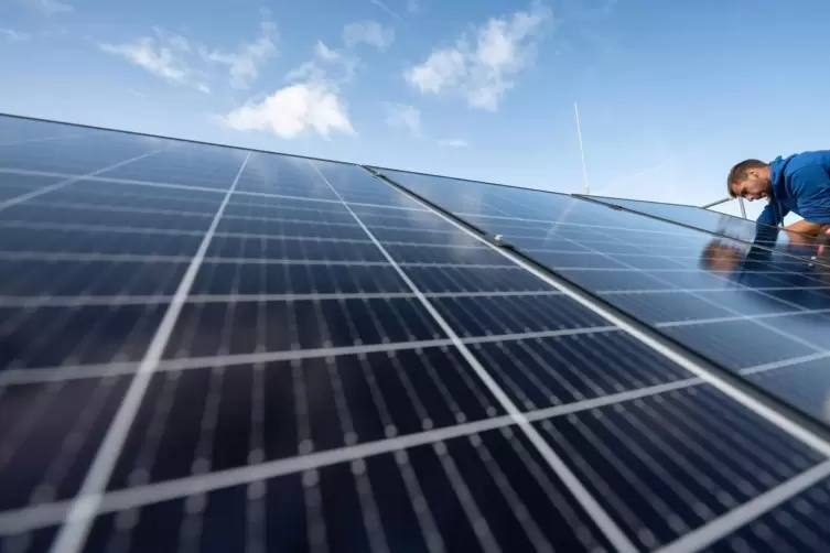 Welche Förderung gibt es für Solaranlagen, wie kann Strom am besten selbst verbraucht werden? Antworten liefert die Solaroffensi