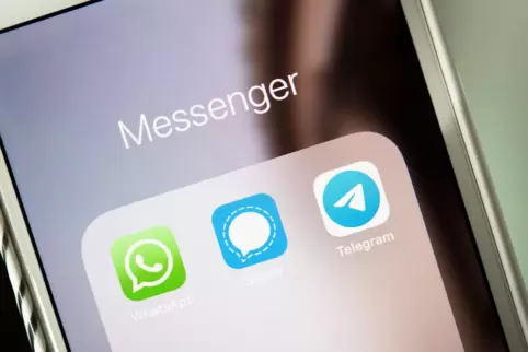Die Logos der Messenger-Dienste WhatsApp, Signal und Telegram. 