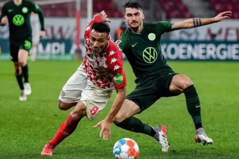 Ein steter Unruheherd: Karim Onisiwo (links), hier im Duell mit Maximilian Philipp im Spiel gegen den VfL Wolfsburg. 