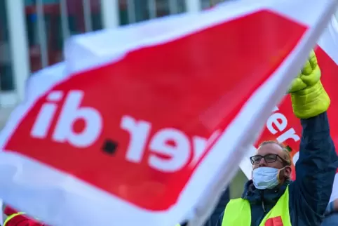 Die Gewerkschaft Verdi warnt vor Kündigungen nach Einführung einer Impfpflicht. 
