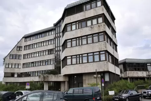 Das Homburger Verwaltungsgebäude, genannt Forum, beherbergt zwei direkt benachbarte, voneinander getrennte Behörden. Dies sind d