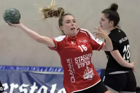 TSG-Spielerin Michelle Schütz (beim Wurf, hier im Spiel gegen Köllertal) fährt mehrmals pro Woche aus dem Odenwald nach Ludwigsh