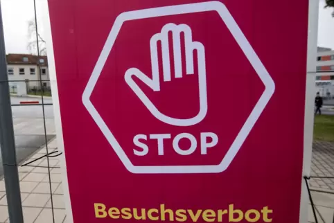 In zwei Altersheimen wurden die Besuchsverbote verlängert.