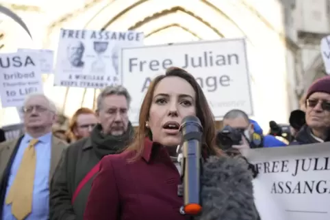 Stella Moris, die Verlobte des Wikileaks-Gründers Assange, spricht vor dem Gerichtsgebäude mit Journalisten. 